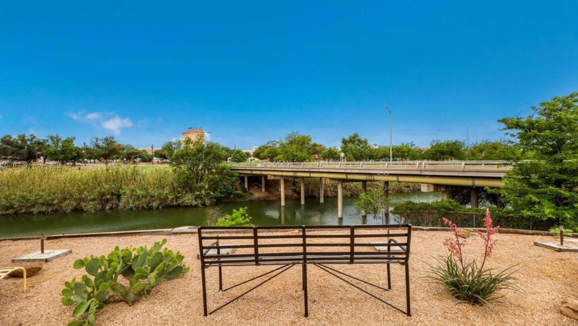 Hotel Pearl On The Concho à San Angelo Extérieur photo